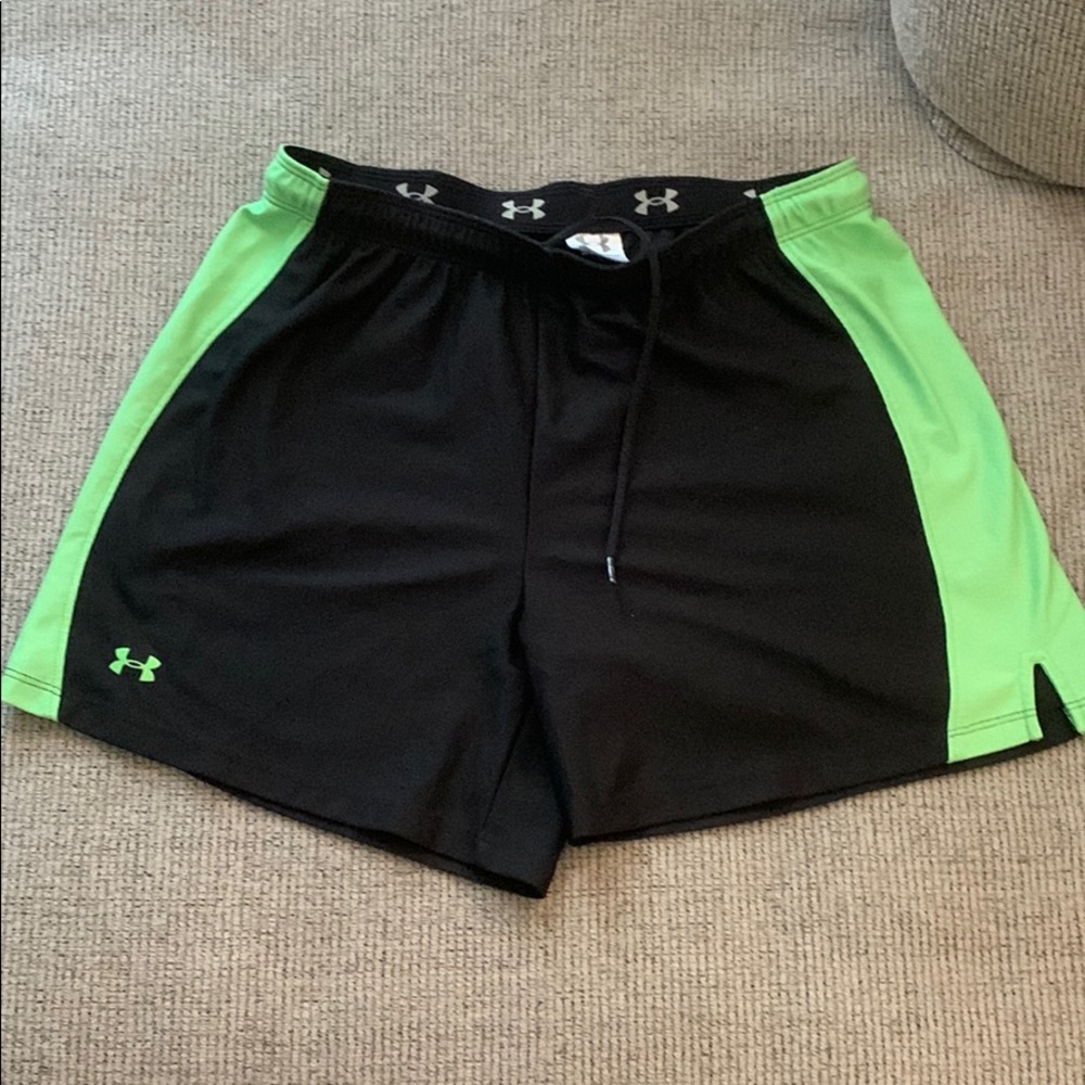 Womens size small, under armour shorts!